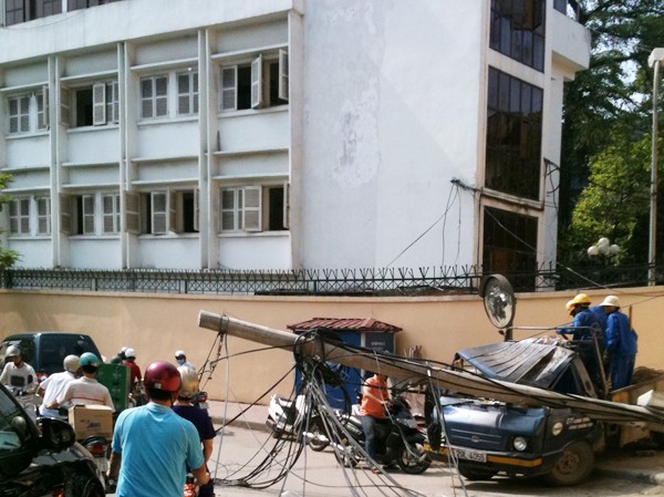 Cột điện đổ trúng ô tô Cột điện đổ trúng ô tô