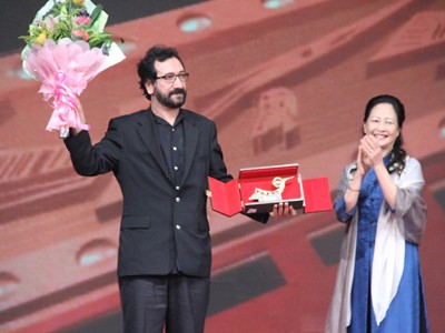 Dư vị 'món' liên hoan phim Đạo diễn Thổ Nhĩ Kỳ Reis Celik lên nhận ba giải thưởng cho “Đêm yên lặng”. Ảnh: T.Toan