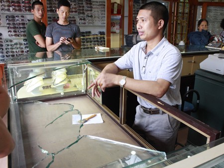 Giây phút nghẹt thở đối mặt với tên cướp tiệm vàng có súng Giây phút nghẹt thở đối mặt với tên cướp tiệm vàng có súng