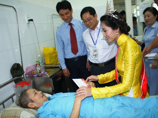 Tân Hoa hậu thăm, tặng quà bệnh nhân ung thư Tân Hoa hậu thăm, tặng quà bệnh nhân ung thư