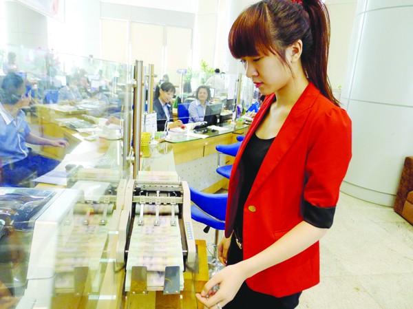 Thưởng Tết, ai thấp ai cao? Ngân hàng là một trong những ngành dự báo có mức thưởng cao nhất. Ảnh: Xuân Phú