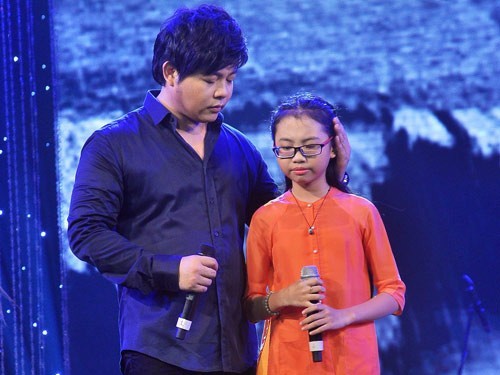 Phương Mỹ Chi lại vấp tranh cãi khi chạy show ngày đi học Phương Mỹ Chi lại vấp tranh cãi khi chạy show ngày đi học