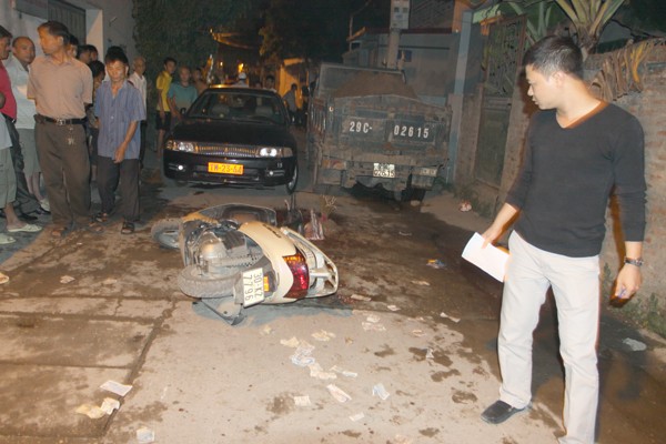 Xe tải va xe máy, mẹ nguy kịch con tử vong Hiện trường vụ tai nạn