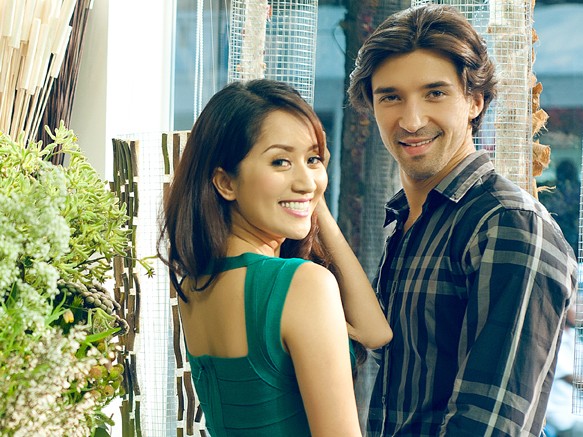 Khánh Thi lả lơi bên trai 'ngoại' Khánh Thi lả lơi bên trai 'ngoại'