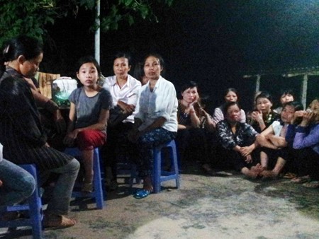 Cháu bé 2 tuổi bị hàng xóm sát hại dã man Đông đảo người dân thương xót cháu bé, tò mò đến xem vụ việc