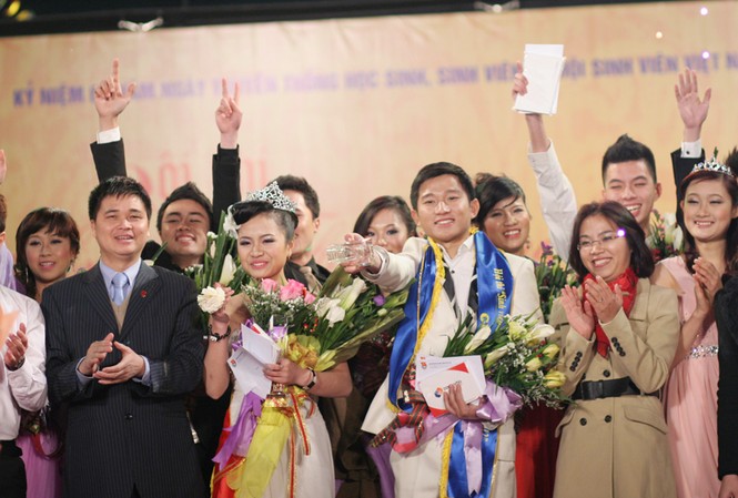Festival sinh viên Hà Nội: Rộn ràng ý tưởng Hai thí sinh được trao giải nhất của cuộc thi Sinh viên Thủ đô tài năng thanh lịch. Ảnh: Mai Xuân Tùng
