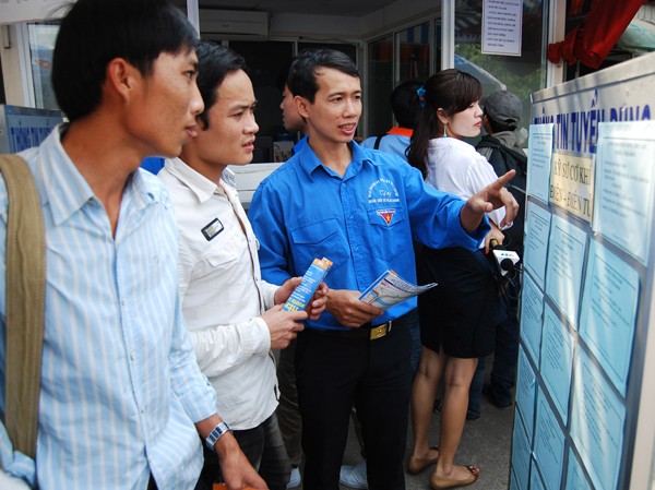 Lao động trẻ lao đao tìm việc Bạn trẻ tìm việc tại TT giới thiệu việc làm của Đoàn thanh niên (TPHCM)
Ảnh: Q.M