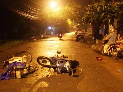 Hai xe máy đối đầu, ba thanh niên nguy kịch Hai xe máy đối đầu, ba thanh niên nguy kịch