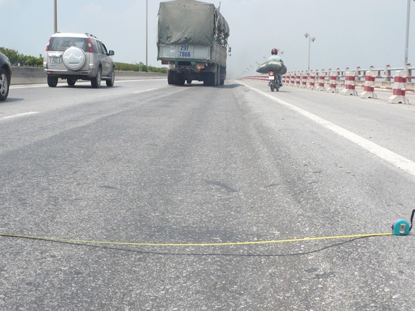 Thay mặt cầu bằng bê tông nhựa polimer Thay mặt cầu bằng bê tông nhựa polimer