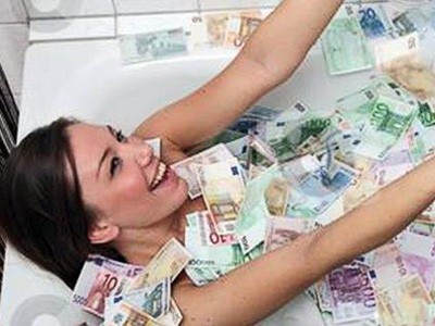 Khoe ảnh tắm trong tiền, thiếu nữ bị chỉ trích Khoe ảnh tắm trong tiền, thiếu nữ bị chỉ trích