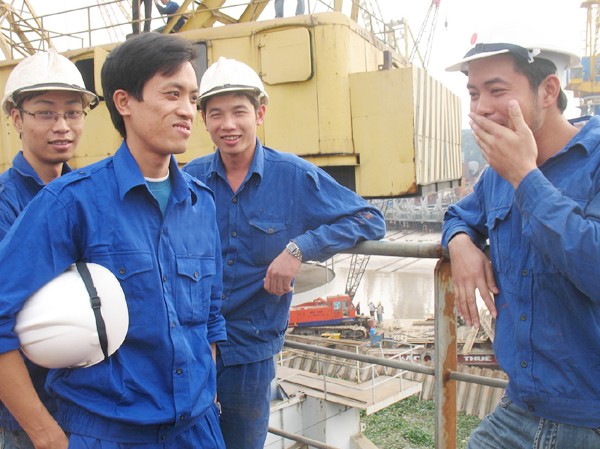 Những đôi tay tiền tỷ Phút thảnh thơi của thợ trẻ tại công trường Ảnh: Hải Yến