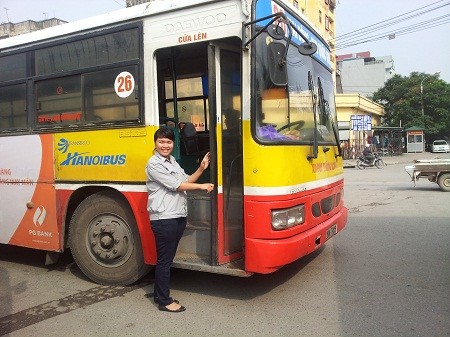 Góc khuất chưa biết về những bóng hồng ‘lơ xe” bus Góc khuất chưa biết về những bóng hồng ‘lơ xe” bus