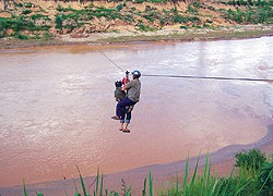 Phát hiện thêm 3 làng Phát hiện thêm 3 làng "đu dây qua sông"