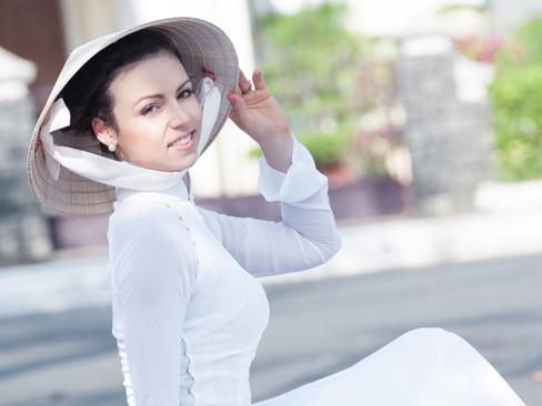Trương Thế Vinh tình tứ ôm bạn nhảy trên phố Trương Thế Vinh tình tứ ôm bạn nhảy trên phố