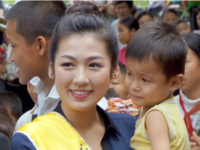 Hoa hậu, Á hậu trong vòng tay trẻ em vùng lũ Hoa hậu, Á hậu trong vòng tay trẻ em vùng lũ