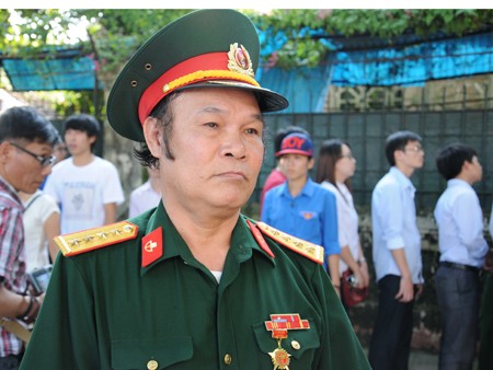 Người thương binh già nghẹn ngào viếng Tướng Giáp Người thương binh già nghẹn ngào viếng Tướng Giáp
