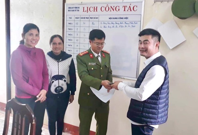 Hai chị em nhặt được ví đầy tiền trước cổng khách sạn Hai chị em bán hàng rong Hoa và Hòa trả lại tài sản cho người đánh rơi.