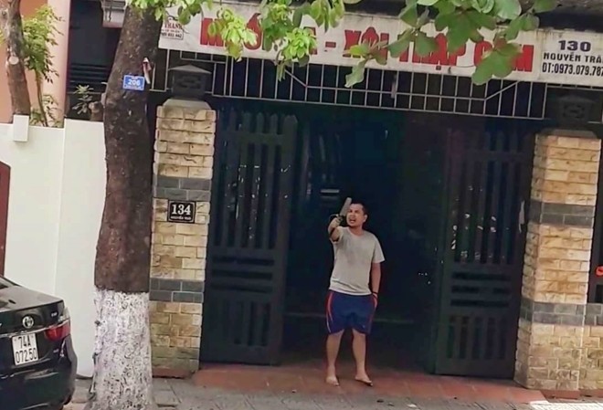 Khởi tố đối tượng 'ngáo' chém loạn xạ xe nữ Giám đốc Sở GD-ĐT Đối tượng Lê Cảnh Duyền vào trong nhà 134 Nguyễn Trãicố thủ sau khi lực lượng Công an đến hiện trường