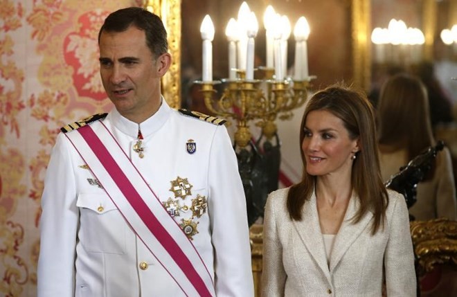 Tân vương Tây Ban Nha Felipe VI làm lễ lên ngôi Tân vương Tây Ban Nha Felipe de Bourbon cùng Hoàng hậu Letizia. Ảnh: AFP)
