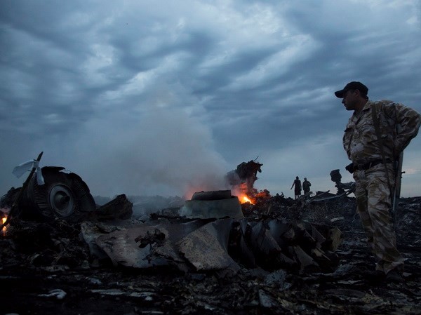 Hai máy bay tiêm kích Ukraine áp sát MH17 trước khi bị rơi Hiện trường máy bay MH17 của Malaysia rơi tại Ukraine. Ảnh: AP