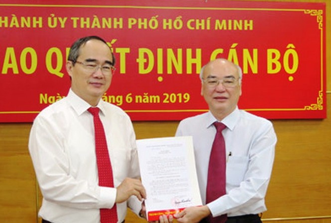 TPHCM có tân Trưởng ban Tuyên giáo Thành ủy Ông Phan Nguyễn Như Khuê (phải) nhận quyết định bổ nhiệm làm Trưởng ban Tuyên giáo Thành ủy TPHCM từ Bí thư Thành ủy Nguyễn Thiện Nhân