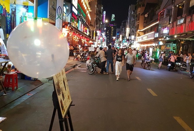 ‘Đóng cửa’ các hàng quán bán bóng cười, lấn chiếm phố đi bộ Bùi Viện ‘Đóng cửa’ các hàng quán bán bóng cười, lấn chiếm phố đi bộ Bùi Viện