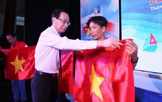 Một triệu lá cờ Tổ quốc cùng ngư dân bám biển Một triệu lá cờ Tổ quốc cùng ngư dân bám biển