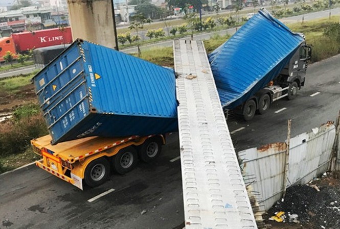 TPHCM điều tra khẩn vụ sập cầu vượt bộ hành Suối Tiên TPHCM điều tra khẩn vụ sập cầu vượt bộ hành Suối Tiên