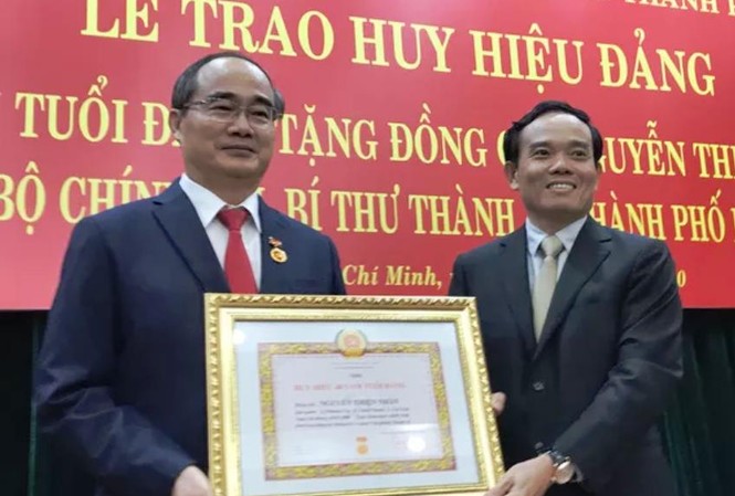 Ông Nguyễn Thiện Nhân nhận huy hiệu 40 năm tuổi Đảng Ông Nguyễn Thiện Nhân nhận huy hiệu 40 năm tuổi Đảng
