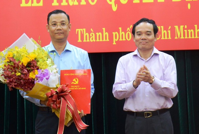 Thành ủy TPHCM có Phó Chánh Văn phòng 43 tuổi Ông Cao Sơn Yên (trái) nhận quyết định điều động và bổ nhiệm làm Phó Chánh Văn phòng Thành ủy TPHCM