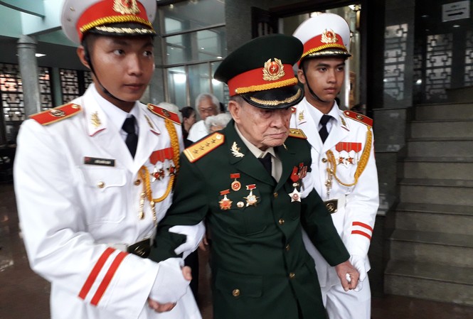 Đại tá Tư Cang nói về công lao của huyền thoại tình báo Mười Hương Đại tá Tư Cang đến viếng huyền thoại tình báo Mười Hương, chiều 15/6 tại Nhà tang lễ Bộ Quốc phòng. Ảnh: Huy Thịnh