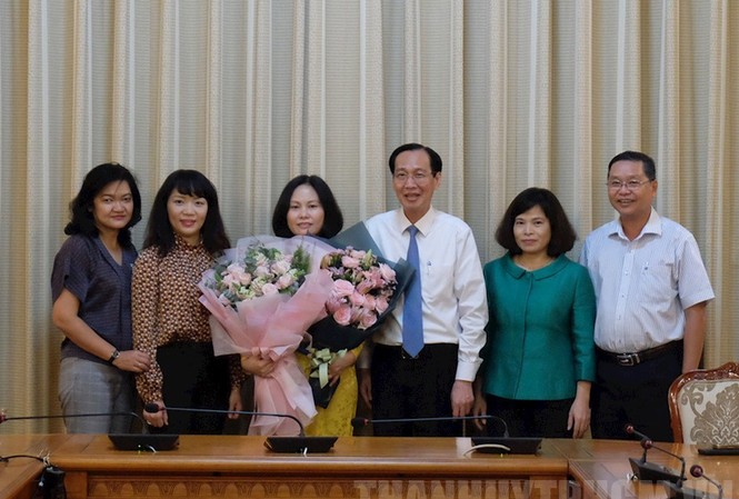 Sở Tài chính TP.HCM có nữ Phó Giám đốc mới Bà Phan Thị Hồng (thứ 3 từ trái sang) nhận quyết định bổ nhiệm làm phó giám đốc Sở Tài chính TPHCM. Ảnh: Thành ủy TPHCM