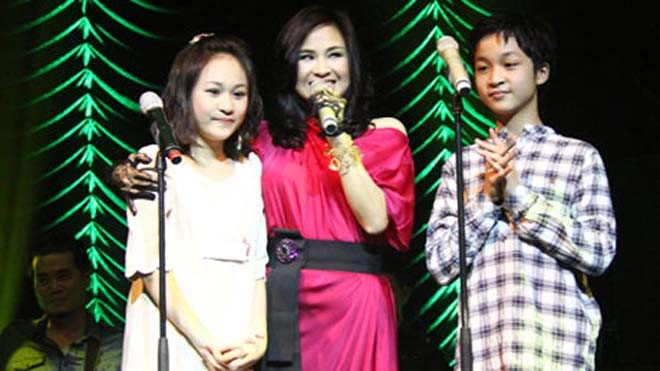 Quốc Trung ngăn con trai biểu diễn cùng mẹ Thanh Lam và con gái thứ hai, Thiện Thanh và con trai út Đăng Quang xuất hiện trên sân khấu trong một chương trình