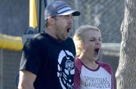 Phát hiện tình yêu đích thực qua cách... ngáp Ca sĩ Britney Spears và người yêu tại trận thi đấu bóng đá của con trai cô. Các nhà khoa học cho rằng, ngáp cùng nhau là một biểu hiện của mối quan hệ bền chặt. Ảnh: Splash News
