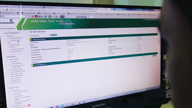 Cẩn trọng khi chuyển khoản online Kiểm tra kỹ các thông tin khi chuyển khoản qua mạng internet sẽ hạn chế được các rủi ro - Ảnh: Bạch Dương