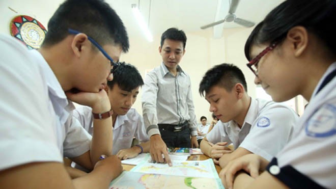 Cách ôn để lấy điểm cao môn sử, địa Thầy trò Trường THPT Marie Curie (TP.HCM) ôn tập môn địa lý - Ảnh: Đào Ngọc Thạch
