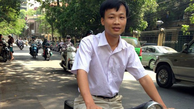 Thầy giáo Vật lý nổi tiếng có biệt danh vua trắc nghiệm Thầy Phạm Trung Dũng luôn sẵn sàng giúp đỡ học trò khó khăn.