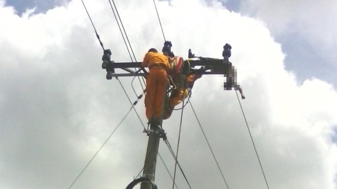 Một học sinh lớp 6 chết trên cột điện cao thế Thi thể nạn nhân treo lơ lửng trên trụ điện cao thế.