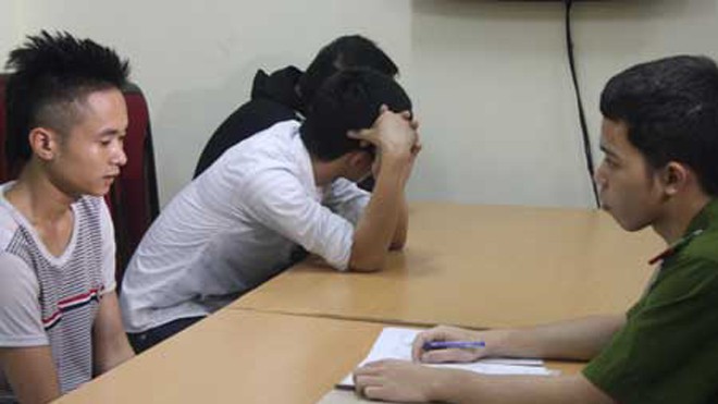 Bắt băng nhóm chuyên ném Các đối tượng chuyên ném "bom bẩn" bị bắt tại cơ quan điều tra.
