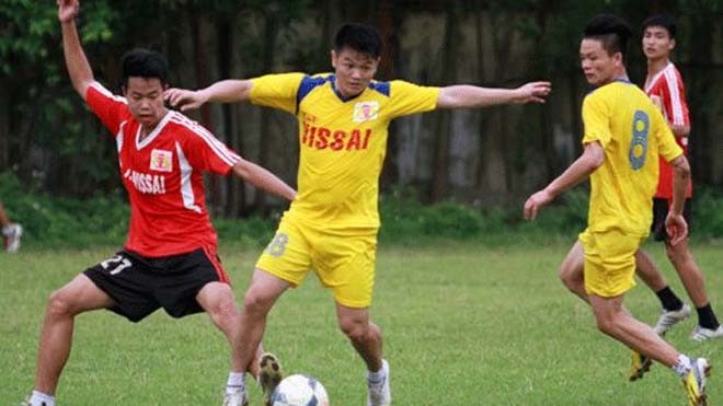 Văn Quyến: 'Chia tay bóng đá để chăm mẹ và lập gia đình' Văn Quyến trên sân tập của Ninh Bình hôm qua, chuẩn bị cho trận đấu ở AFC Cup ngày 13/5. Ảnh: Lâm Thỏa.
