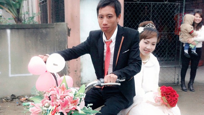 Đám cưới 9X rước dâu bằng... máy cày Đám cưới 9X rước dâu bằng... máy cày