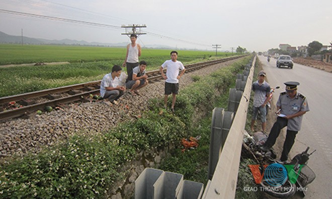 Đi bán dưa, một phụ nữ bị tàu hỏa tông văng xa 100m Đi bán dưa, một phụ nữ bị tàu hỏa tông văng xa 100m