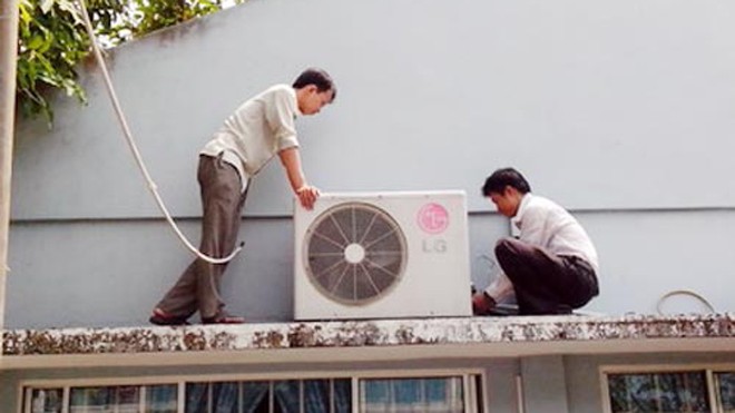 Thợ điều hòa, uống tăng lực chạy sô mùa nóng Dịch vụ bảo dưỡng điều hòa, máy lạnh đua nhau tăng giá trong những ngày nắng nóng đầu mùa