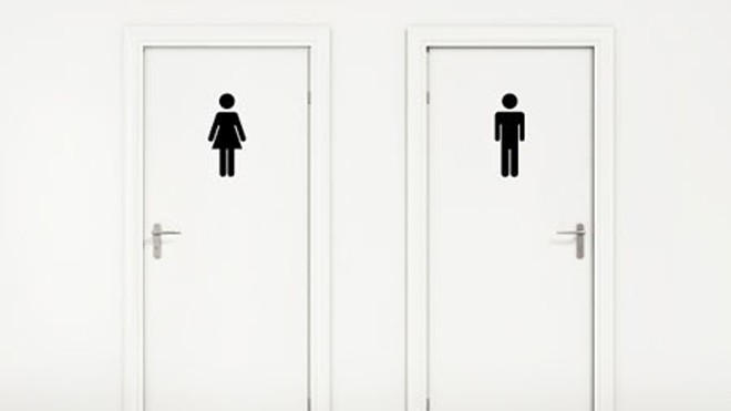 Nhầm cửa toilet với máy bay không người lái Vật thể được cho là máy bay không người lái rơi chỉ là cửa toilet di động.