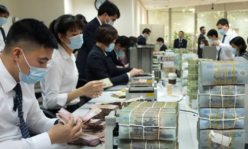 Nhân viên ngân hàng thu nhập trên 10 triệu đồng mỗi tháng Tại các ngân hàng, có vị trí hưởng lương hàng trăm triệu nhưng cũng không ít người lương chỉ vài ba triệu đồng. Ảnh: Thanh Lan.