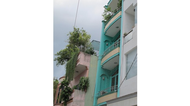Bị cha la mắng, bé trai 10 tuổi nhảy lầu tự tử Bé trai nhảy từ tầng 3 ngôi nhà màu xanh.