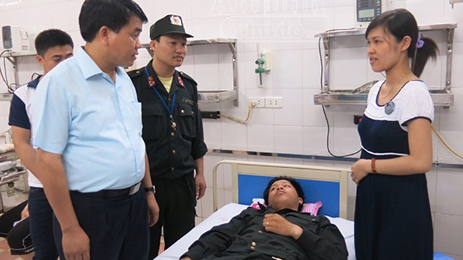 Giám đốc CA Hà Nội thăm hỏi chiến sỹ CSCĐ bị thương Thiếu tướng Nguyễn Đức Chung - Giám đốc CATP Hà Nội ân cần thăm hỏi tình trạng
sức khỏe Thượng sỹ Bùi Văn Hoai...