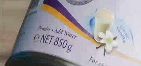 Sữa bột bị 'rút ruột' bán giá không đổi Hộp sữa Pediasure với mẫu mã mới và trọng lượng chỉ còn 850g. (Ảnh cắt từ clip VTV)