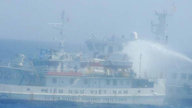 Căng thẳng Biển Đông làm nóng cuộc điều trần tại Quốc hội Mỹ Các tàu Trung Quốc vây hãm và phun nước vào tàu Kiểm ngư Việt Nam trên vùng biển chủ quyền của Việt Nam ngày 12/5. (Ảnh: Văn Sơn/TTXVN)