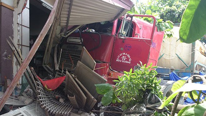 Container mất lái, đâm chết cụ già trên vỉa hè Hiện trường vụ việc (Ảnh: Sơn Bách/Vietnam+)